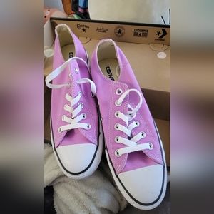 NIB Converse Low Top size 8 sneaker-PURPLE